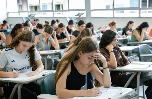 estudantes UFMG prova
