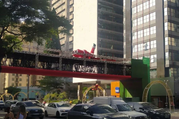 Decoração inflável do Papai Noel não aguentou ventania de quase 100 km/h. Prefeitura suspendeu atrações do Natal Iluminado e fechou parques - Metrópoles