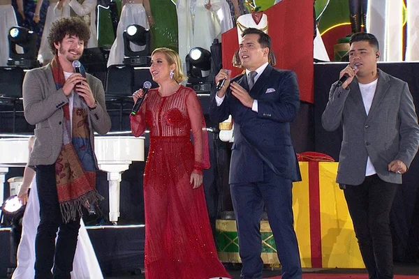 Felipe Araújo e Luiza Possi participam de especial de Natal da Band