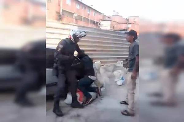 Policial sendo baleado durante abordagem