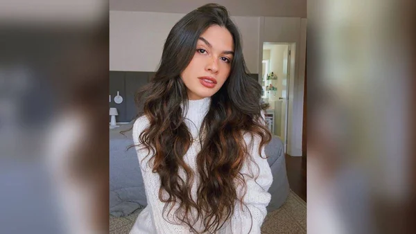 Foto colorida atriz Alana Lopes