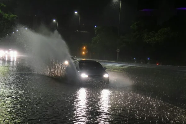 Com chuva, mulher é levada por enxurrada para córrego no DF