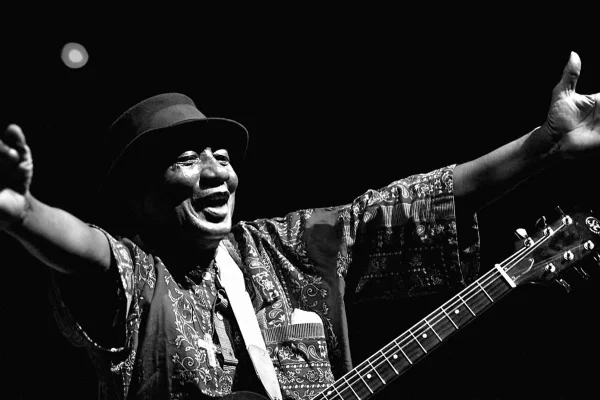 Morre Ebo Taylor, músico ganense precursor do highlife, aos 90 anos