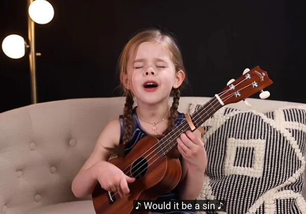 Menina de 6 anos canta e toca Elvis e bate 8 milhões no Youtube. Veja