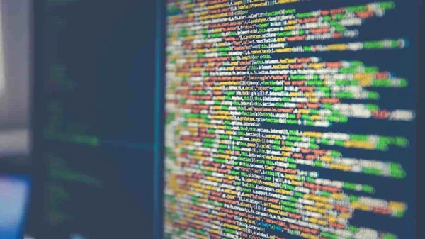 foto da tela de um computador mostrando vários números e letras coloridas