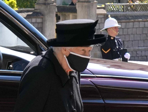 Imagem da rainha sentada sozinha em funeral do marido comove o mundo