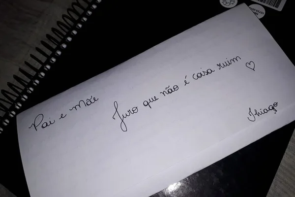 Jovem se assume gay para os pais em carta e viraliza no Twitter