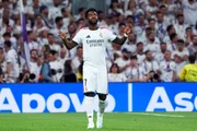 Após expulsão, Vini Jr. é flagrado empurrando funcionário da La Liga Após expulsão, Vini Jr. é flagrado empurrando funcionário da La Liga