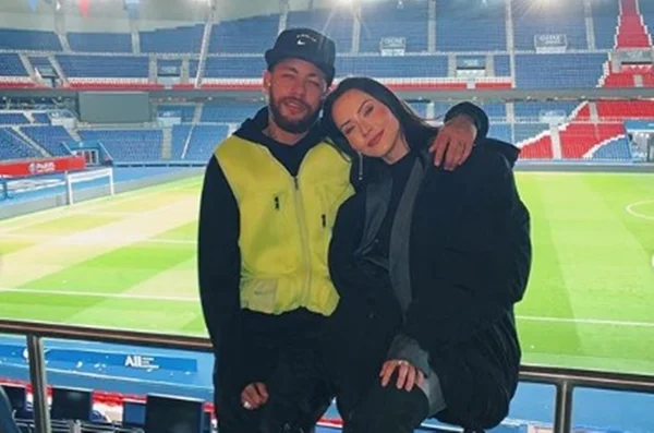 Em visita ao PSG, DJ Thascya se declara a Neymar: “Te amo tanto”