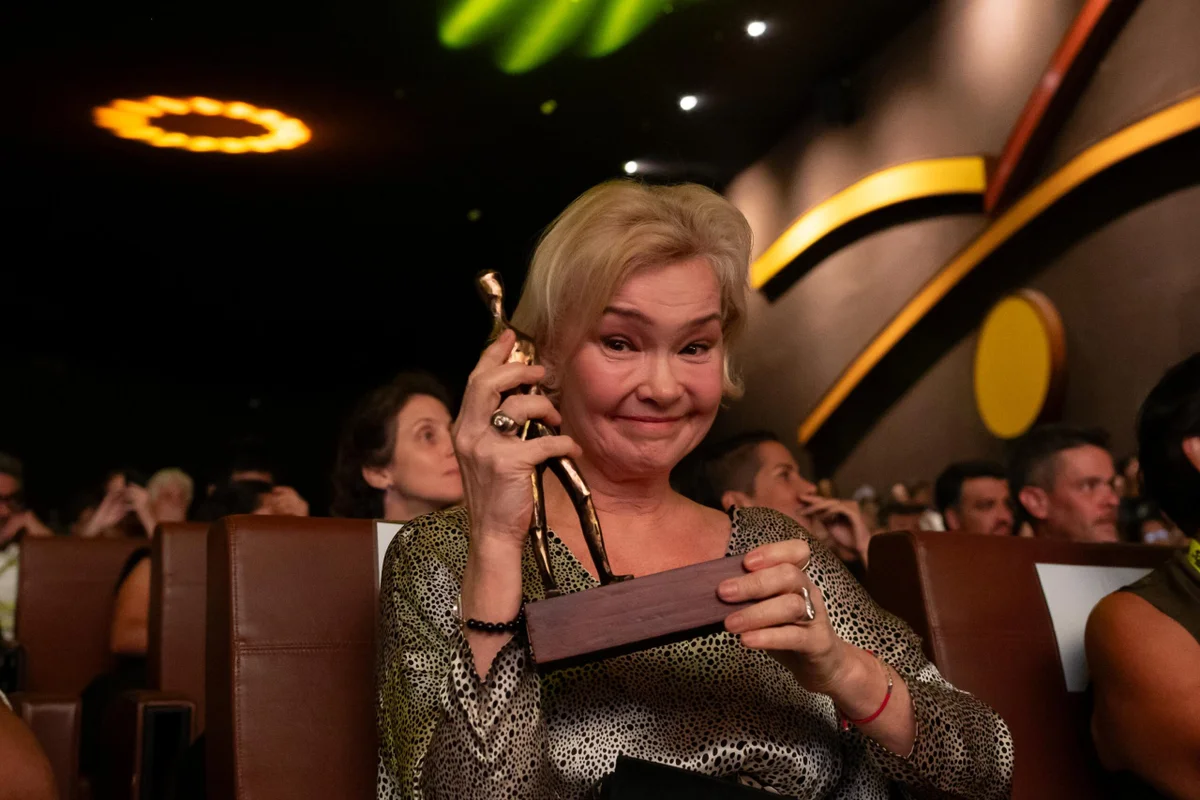 Julia Lemmertz se emociona ao receber homenagem no Festival de Brasília - imagem 1 Julia Lemmertz se emociona ao receber homenagem no Festival de Brasília - imagem 1