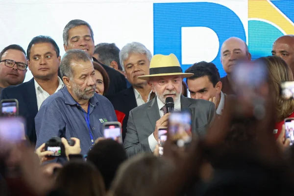 Com Lula, PDT oficializa apoio à reeleição do petista em convenção