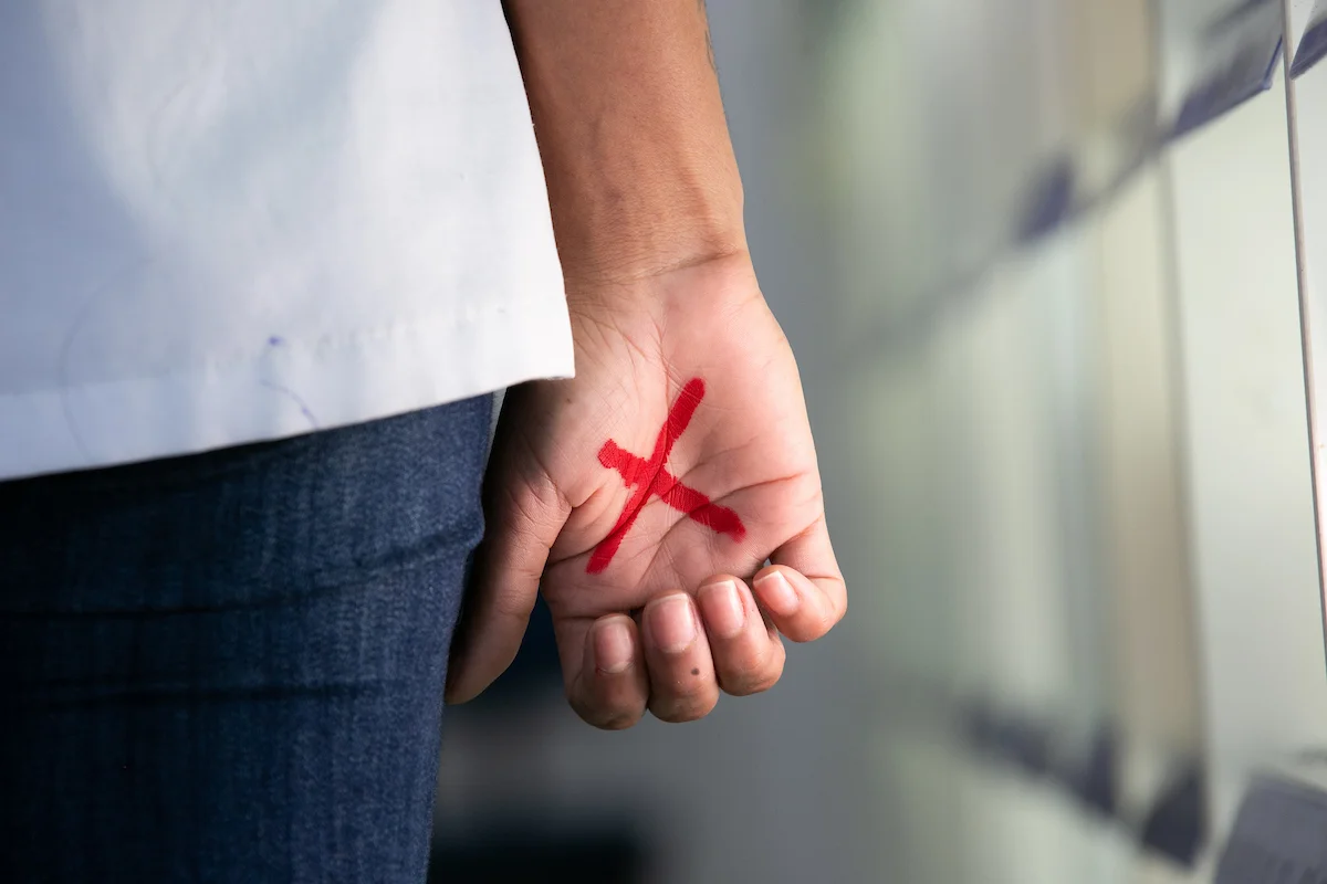 Acusado de violência doméstica se fere ao tentar invadir casa 1 imagem de uma pessoa com um x vermelho na mão