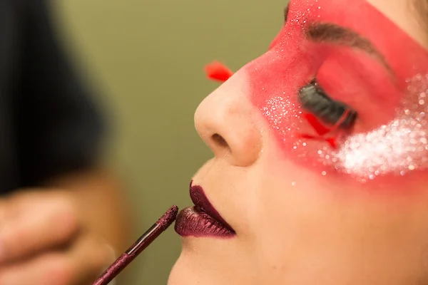 Aprenda a fazer maquiagem barata e prática para o carnaval