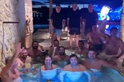 O advogado Willer Tomaz (centro, com punho em riste) reunido com políticos em um rancho, em Planaltina. Atrás dele estão Elmar Nascimento e Juscelino Filho. Sentado no canto direito da foto, está Weverton Rocha (com o dedo em riste). Em pé, no centro e ao fundo, estão Arthur Lira e Paulo Azi O advogado Willer Tomaz (centro, com punho em riste) reunido com políticos em um rancho, em Planaltina. Atrás dele estão Elmar Nascimento e Juscelino Filho. Sentado no canto direito da foto, está Weverton Rocha (com o dedo em riste). Em pé, no centro e ao fundo, estão Arthur Lira e Paulo Azi