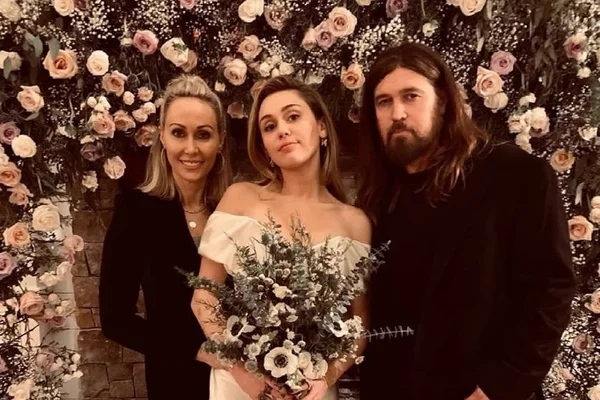 Saiba os detalhes sobre o vestido de casamento de Miley Cyrus