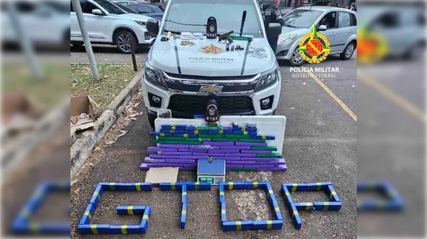 Viatura e vários tabletes de maconha - Metrópoles