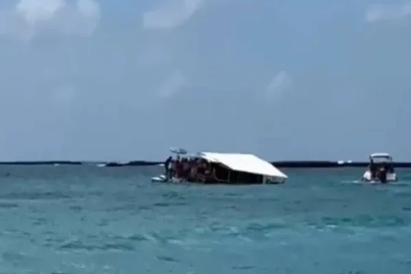 Reprodução de imagem colorida de naufrágio de catamarã em Maragogi - Metrópoles