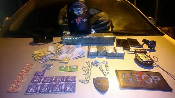 Polícia prende dupla com 400 selos de LSD e maconha na Asa Sul