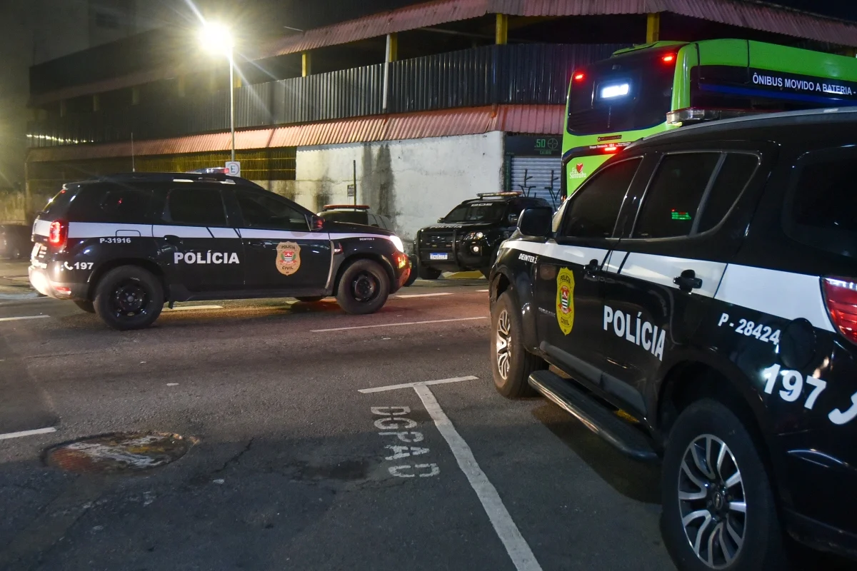 Viaturas da polícia saíram do DHPP para cumprir mandados na Operação Avaritia Viaturas da polícia saíram do DHPP para cumprir mandados na Operação Avaritia