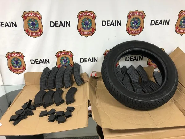 Fuzis e pistola foram encontrados em pneu no aeroporto Galeão.