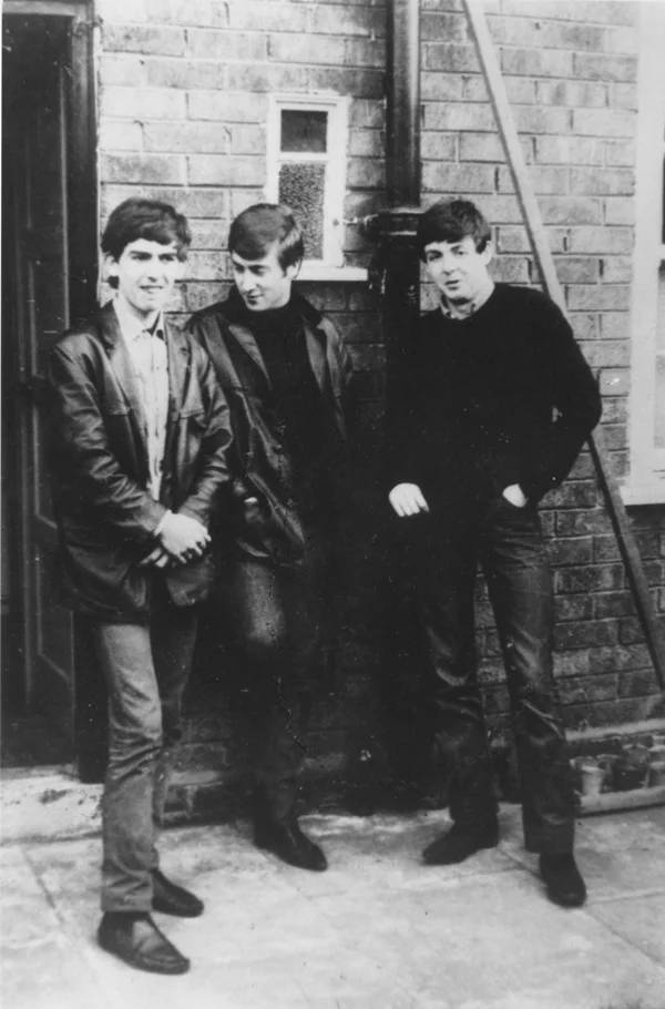 George Harrison, John Lennon e Paul McCartney em 1960, influenciados pela moda jovem norte-americana George Harrison, John Lennon e Paul McCartney em 1960, influenciados pela moda jovem norte-americana