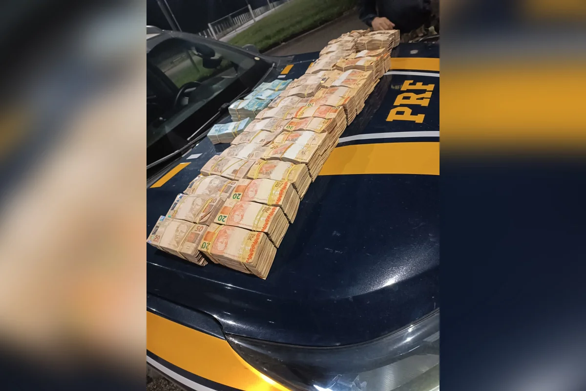 PRF apreende mala com R$ 870 mil em MG; motorista cita ligação com política