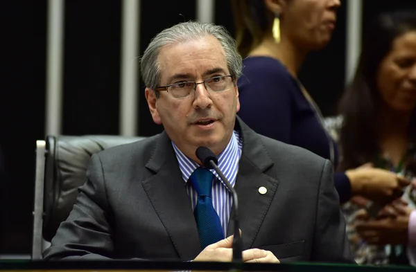 Oposição pressiona Cunha a iniciar trâmite de impeachment nesta semana