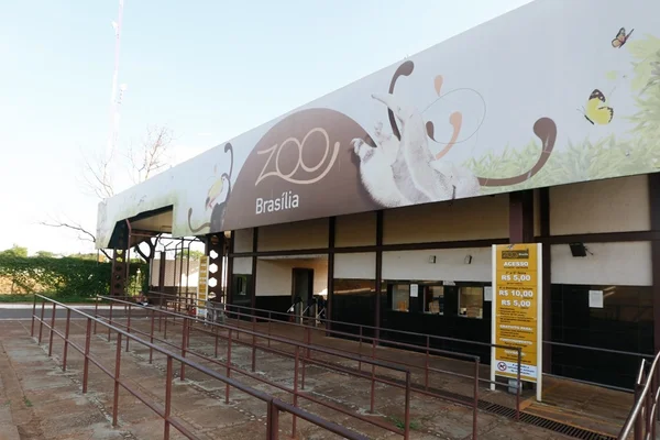 Entrada do Jardim Zoológico de Brasília, com bilheteria e barras fixadas ao chão para o controle das fila