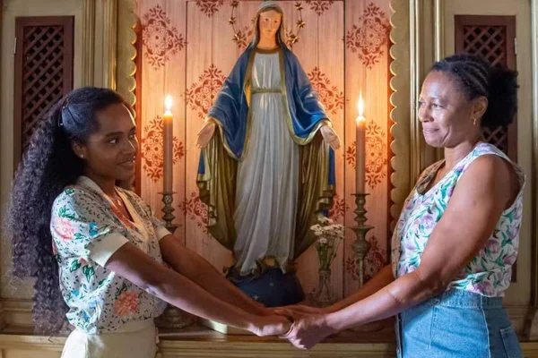 Foto colorida de Maria Santa e Inácia em Renascer