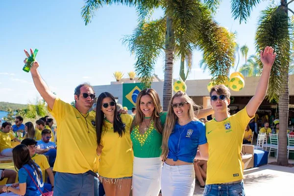 Família Salomão recebe amigos para curtir jogo do Brasil contra Sérvia