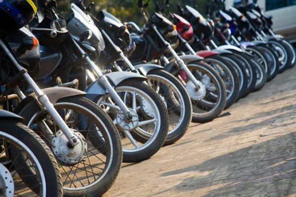 Imagem de várias motos, uma ao lado da outra - Metrópoles
