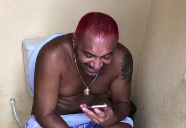 Deputado Tiririca posta vídeo na privada e imagens viralizam na web