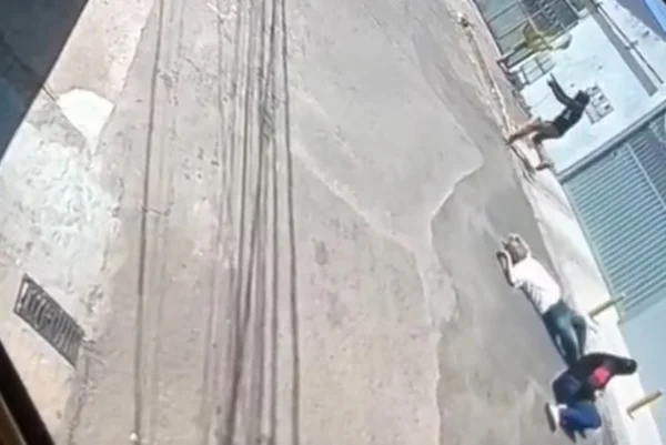 Vídeo: homem e mulher reagem a assalto e acabam baleados no DF