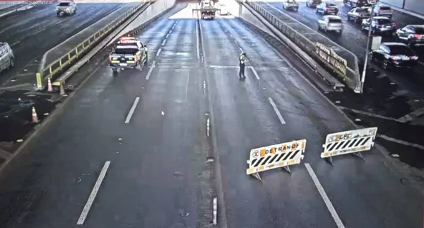 Imagem colorida de transito bloqueado no buraco do tatu - Metrópoles