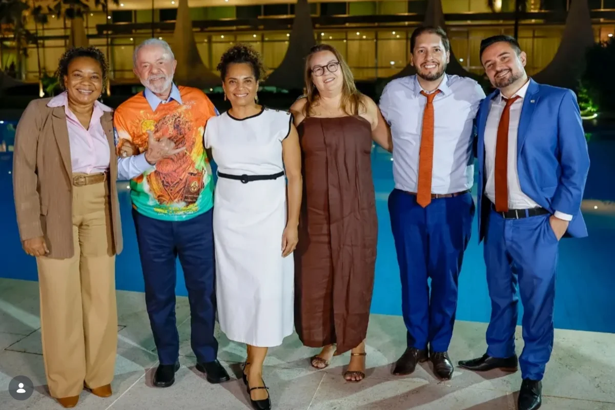 Lula com a camiseta da Acadêmicos de Niterói no Palácio da Alvorada Lula com a camiseta da Acadêmicos de Niterói no Palácio da Alvorada
