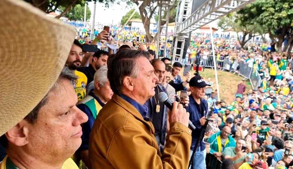 Bolsonaro diz que, após eleições, “todos jogarão dentro das 4 linhas”