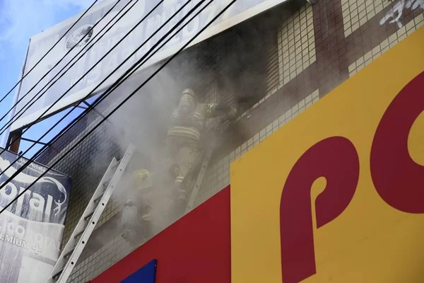 PMs salvam grávida que não conseguia sair de apartamento em chamas