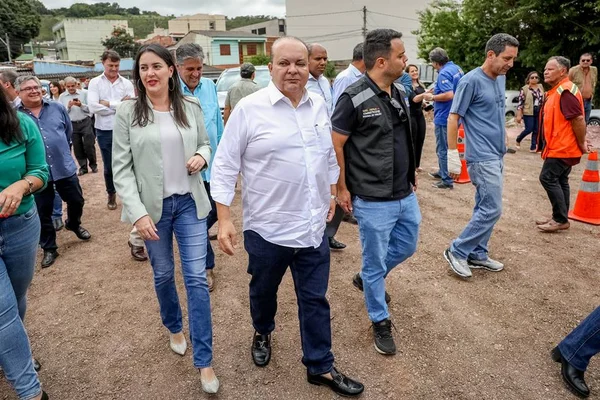 Ibaneis assina ordem de serviço para obras de novo restaurante comunitário do DF