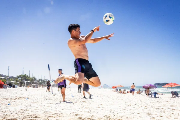 Imagem colorida de treino do Racing- Metrópoles