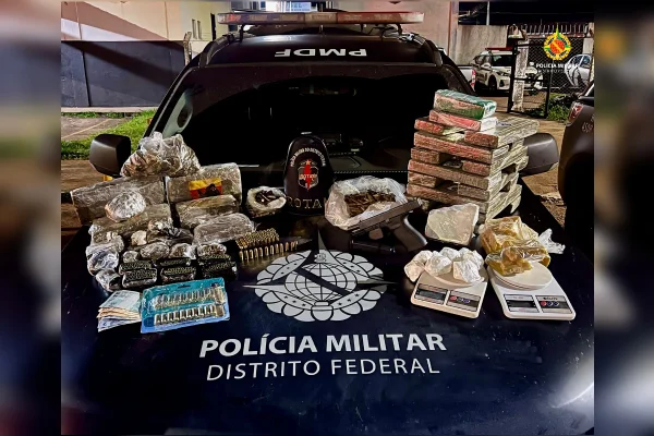 Imagem de carregamento de drogas e munições sobre uma viatura da PMDF