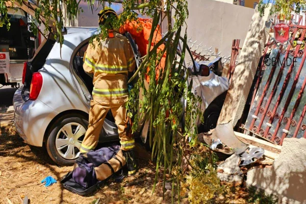 Motorita bate em muro no Cruzeiro