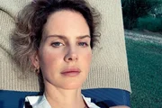 Lana Del Rey posa ao tomar sol Lana Del Rey posa ao tomar sol