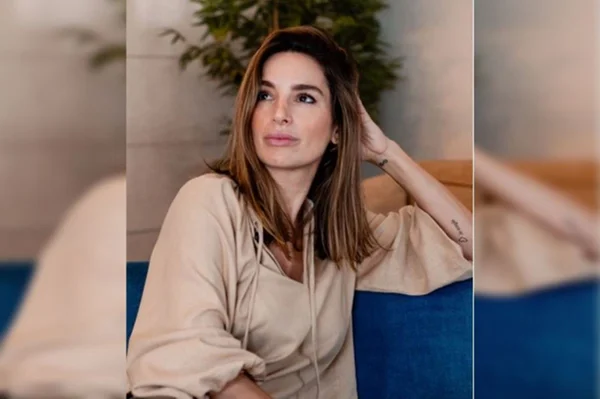 Mulher sentada com a mão na cabeça