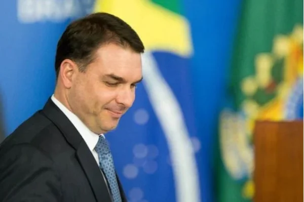 Flávio Bolsonaro quer bolsonaristas doando sangue de verde e amarelo