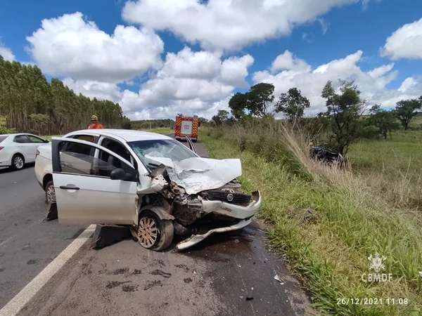 Carro batido no acostamento da via