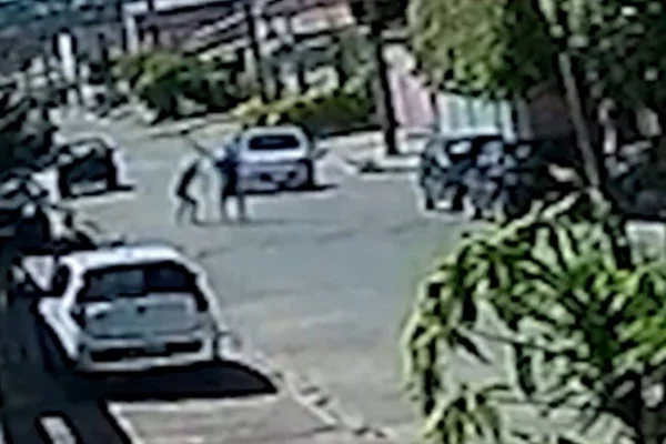 Vídeo flagra briga em rua e homem sendo assassinado com cinco pauladas