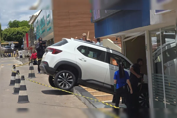 Motorista perde controle, e carro invade centro médico na Asa Sul