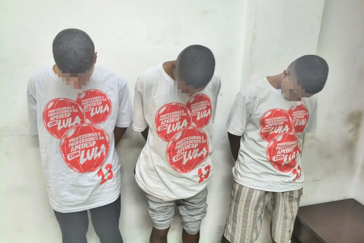 PM apreende jovens com camiseta de Lula, mas mãe diz que flagra foi forjado - imagem 2 PM apreende jovens com camiseta de Lula, mas mãe diz que flagra foi forjado - imagem 2