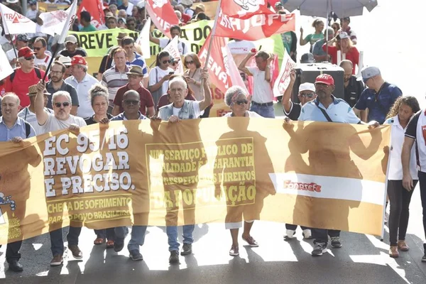 Manifestantes criticam Temer e Toffoli por prejudicarem servidores