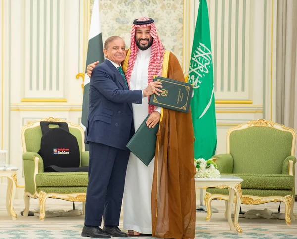 Imagem colorida mostra príncipe herdeiro da Arábia Saudita e o primeiro-ministro do Paquistão - Metrópoles